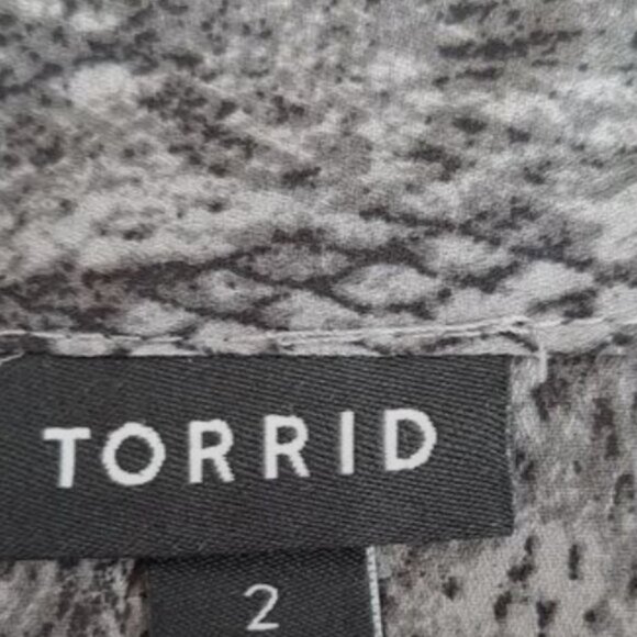 TORRID / Light Georgette Utility Button Down Blouse Snake Pattern Sz 2X - Picture 15 of 16